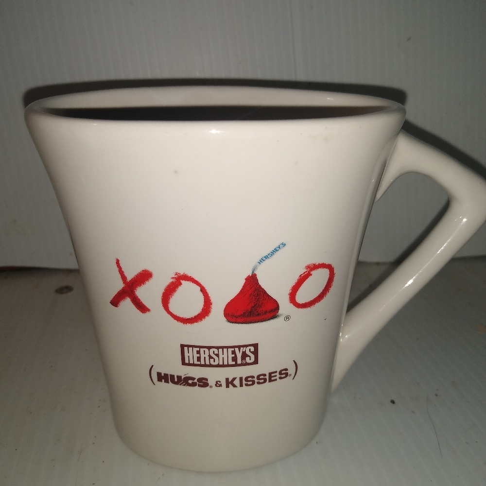 Hershey's Hugs & Kisses Mug Candies XOXO Oval Gift